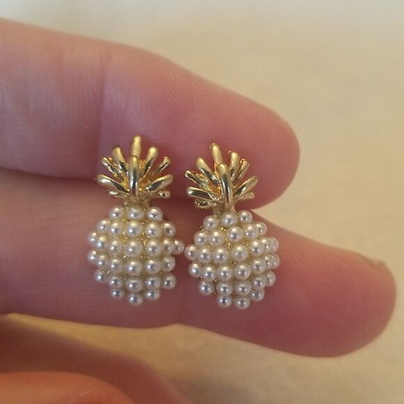 Pineapple pearl 14k gold stud earrings - Picture 2 of 7